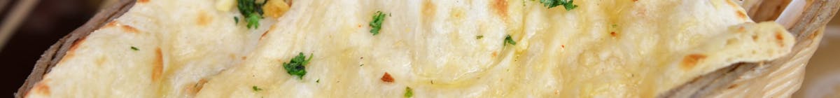 TRADYCYJNE PIECZYWO INDYJSKIE WYPIEKANE W GLINIANYM PIECU / TRADITIONAL INDIAN BREADS ROASTED IN CLAY OVEN