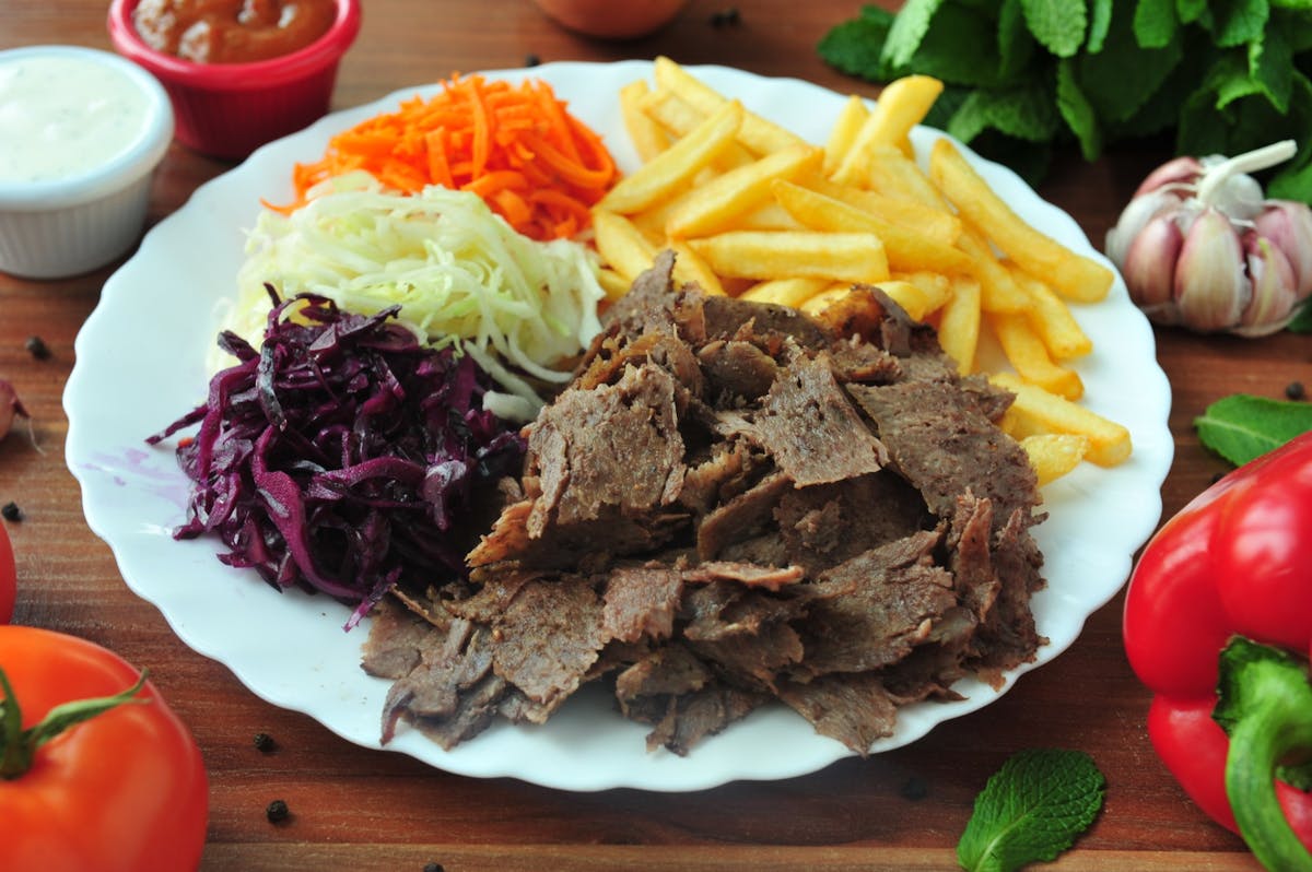 Döner kebab na talerzu