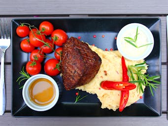 Steak w całej swojej krasie z pomidorkami cherry na puree....