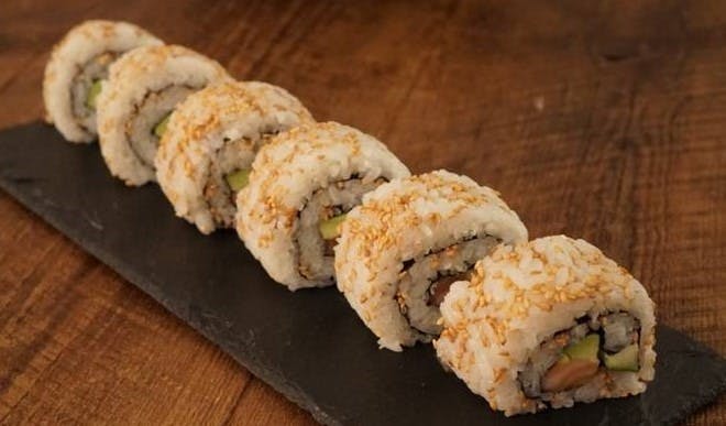 URAMAKI - maki rolowane z ryzem i sezamem prazonym na wierzchu, nori wraz z skladnikami w srodku 10szt.